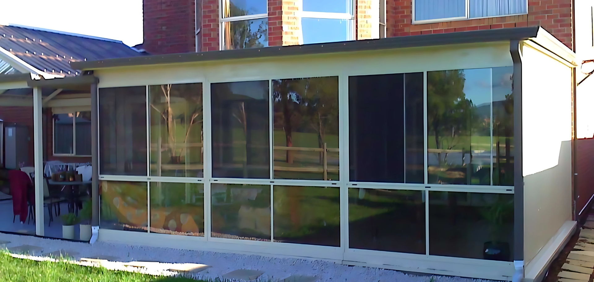 Bi-Fold Acrylic Screens for Stylish Outdoor Room
