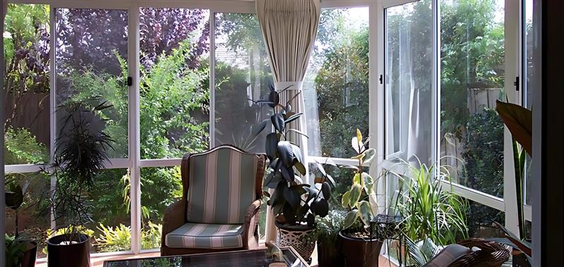 Screen Panels for Compact Outdoor Room