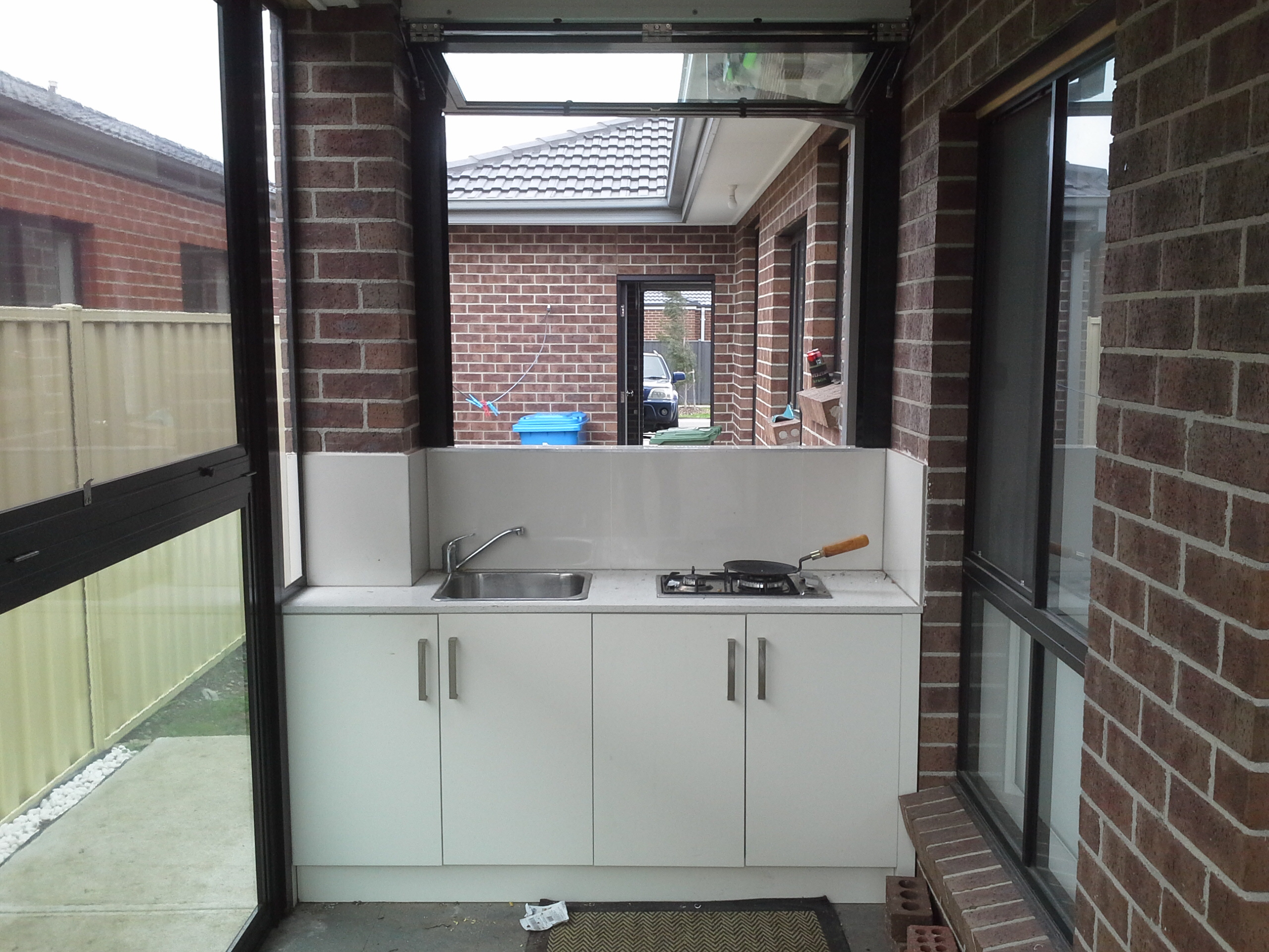 Modern Outdoor Kitchen with Screen Panels